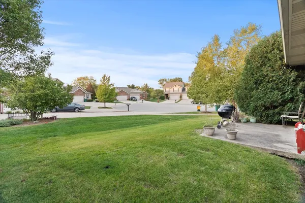 a view of a house with backyard and garden