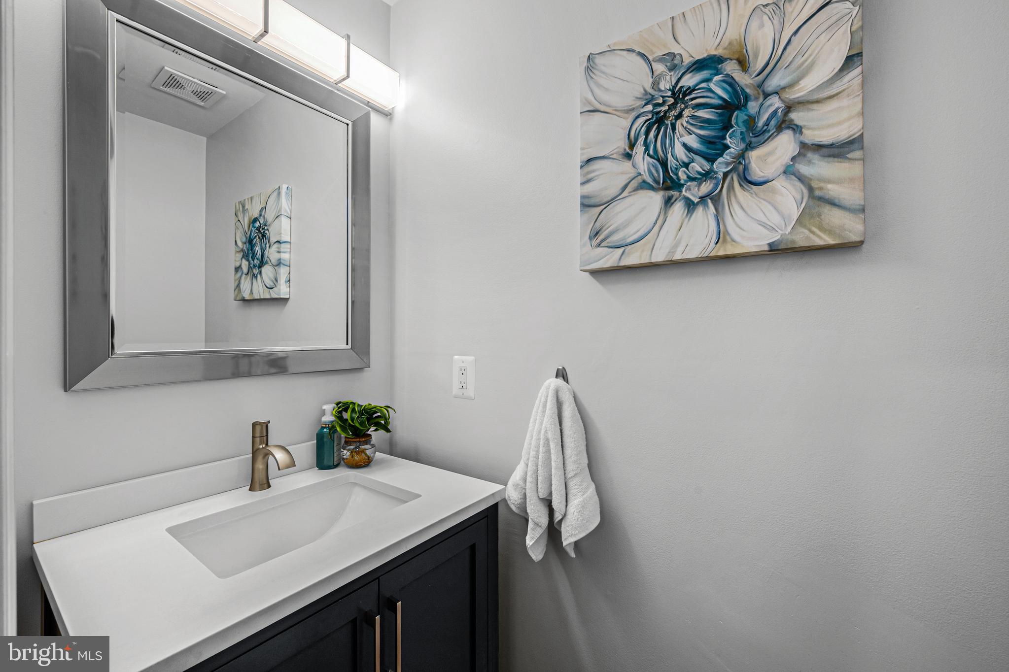 5213 Columbia Road, Unit 6 59 Columbia, MD 21044 - Photo 5 of 41 Powder room off entry foyer
