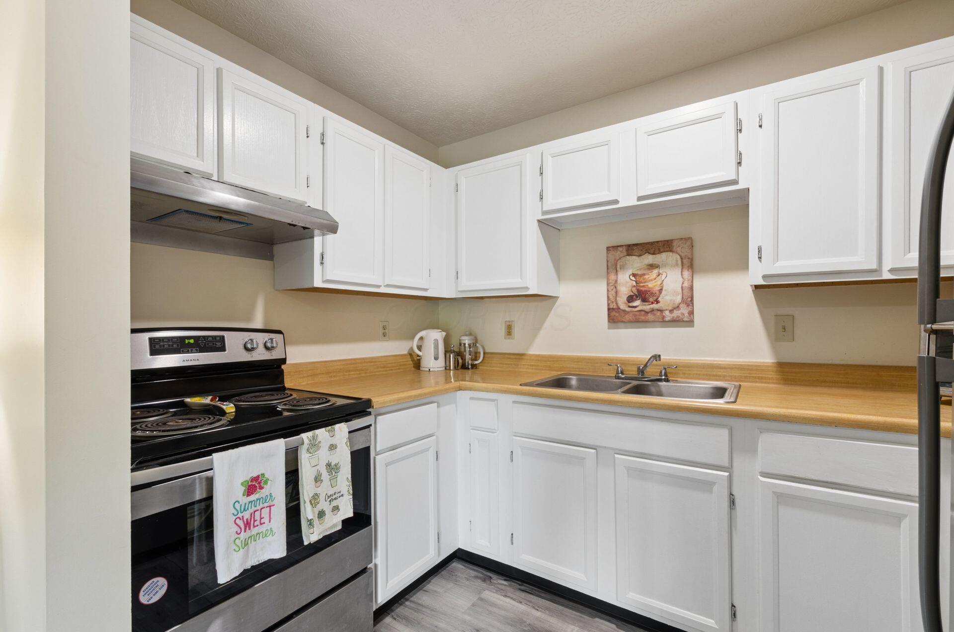 5885 Beechcroft Road, Unit 302 Columbus, OH 43229 - Photo 11 of 31 Kitchen