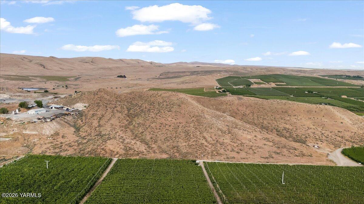 761 Nightingale Road Wapato, WA 98951 - Photo 4 of 9 a view of a field with an ocean view