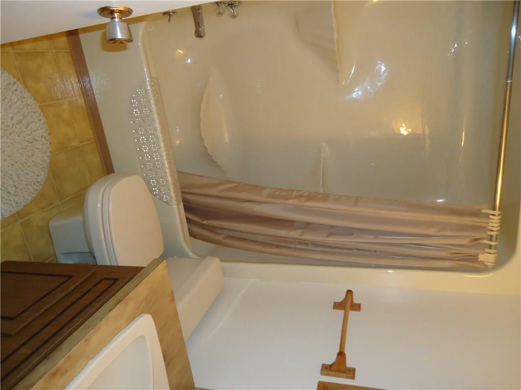 3005 Riverside Drive Claridge, PA 15623 - Photo 15 of 25 BATH MAIN LEVEL APARTMENT