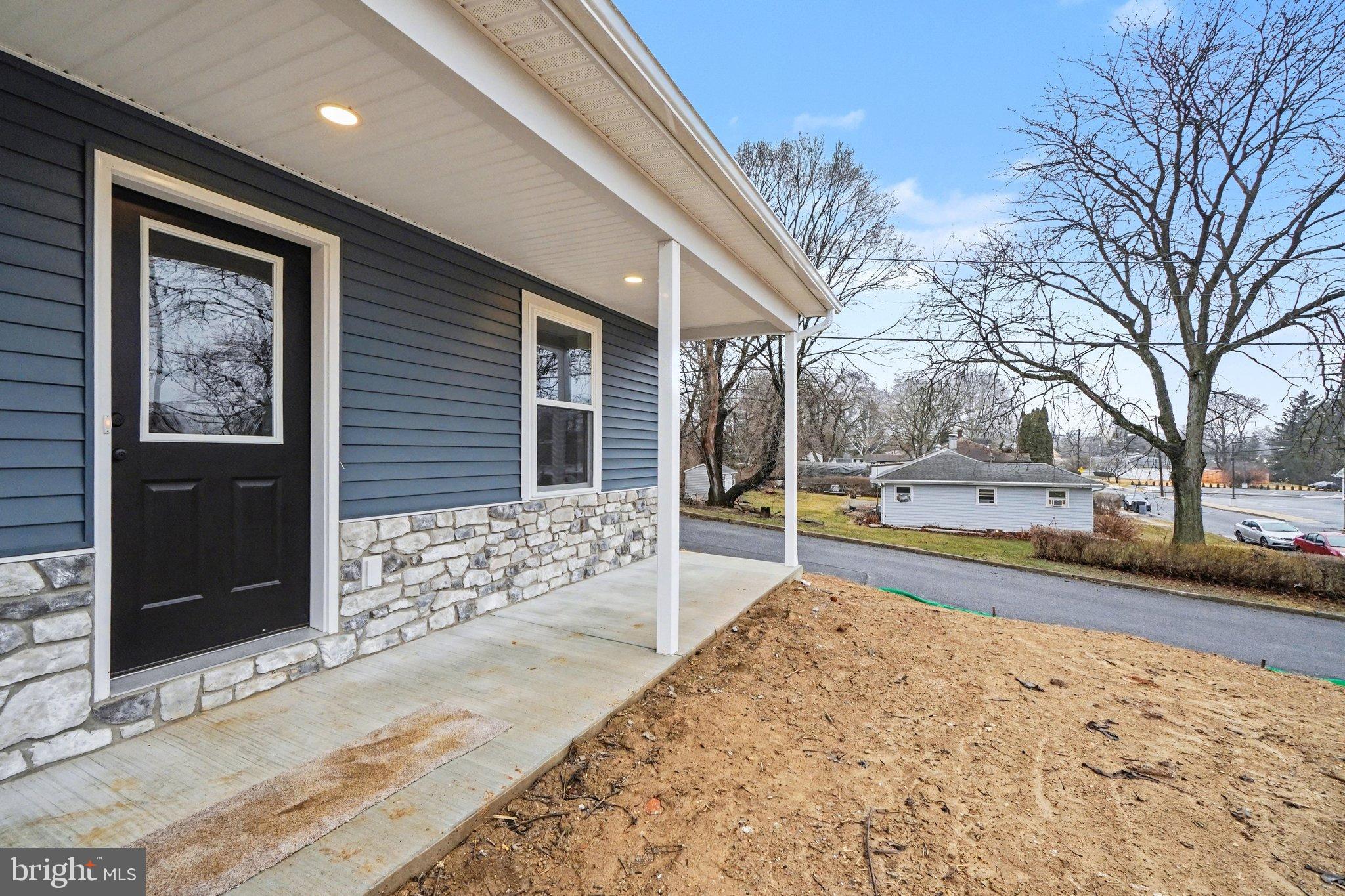 418 Elm Street Lebanon, PA 17042 - Photo 4 of 43 Charming entryway with modern appeal.