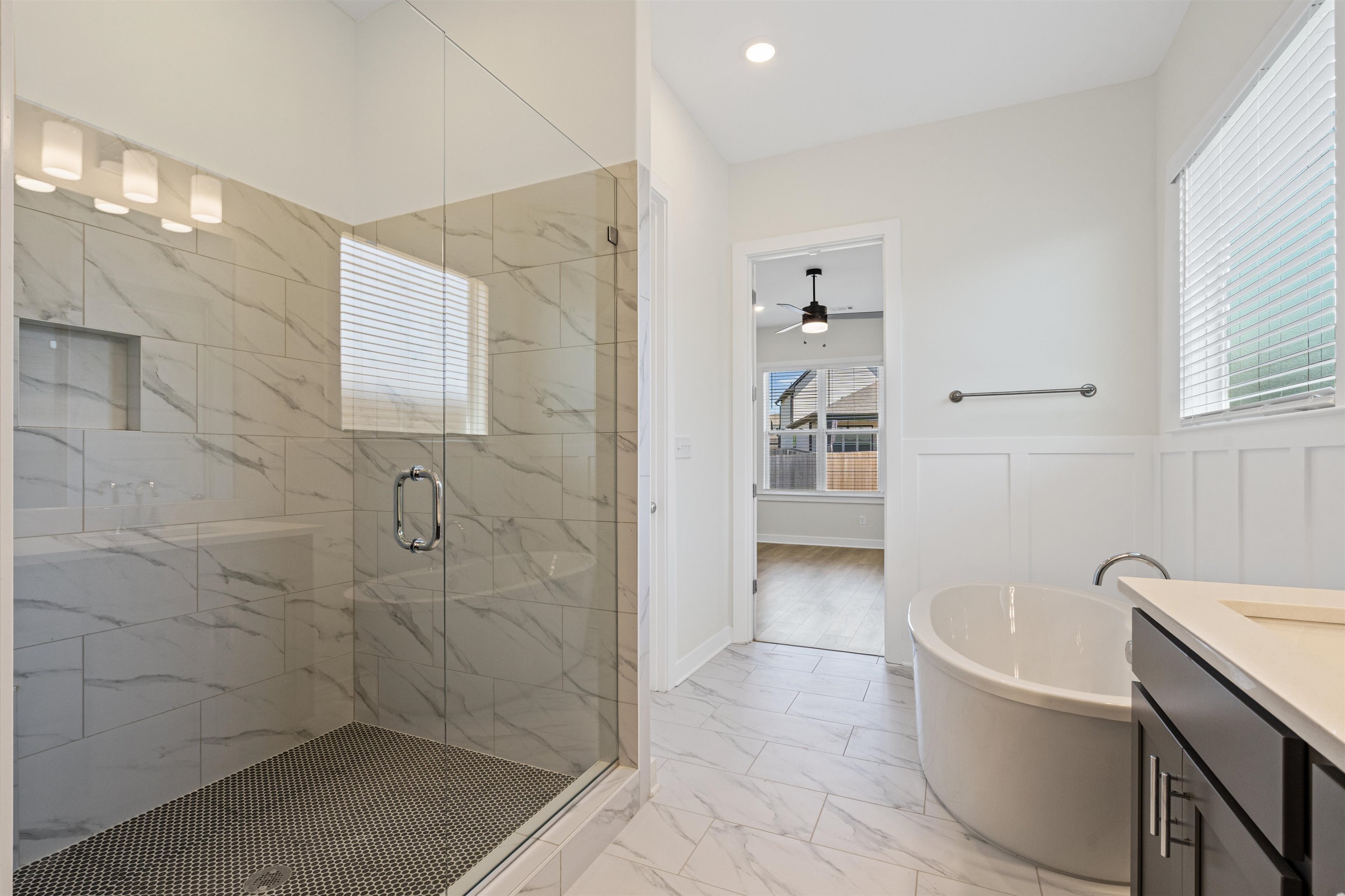 5666 Pleasant Pk Place Arlington, TN 38002 - Photo 21 of 27 Spacious bathroom featuring a glass-enclosed shower with tiled walls and a built-in niche