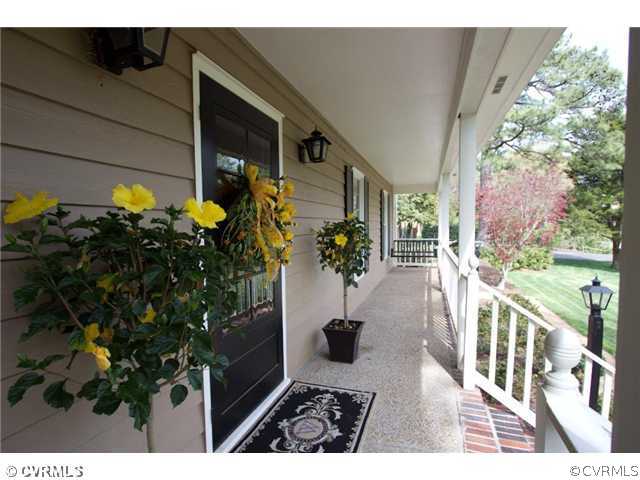 8206 Spring Meadow Road North Chesterfield, VA 23235 - Photo 3 of 24 a view of a potted flower in the corridor