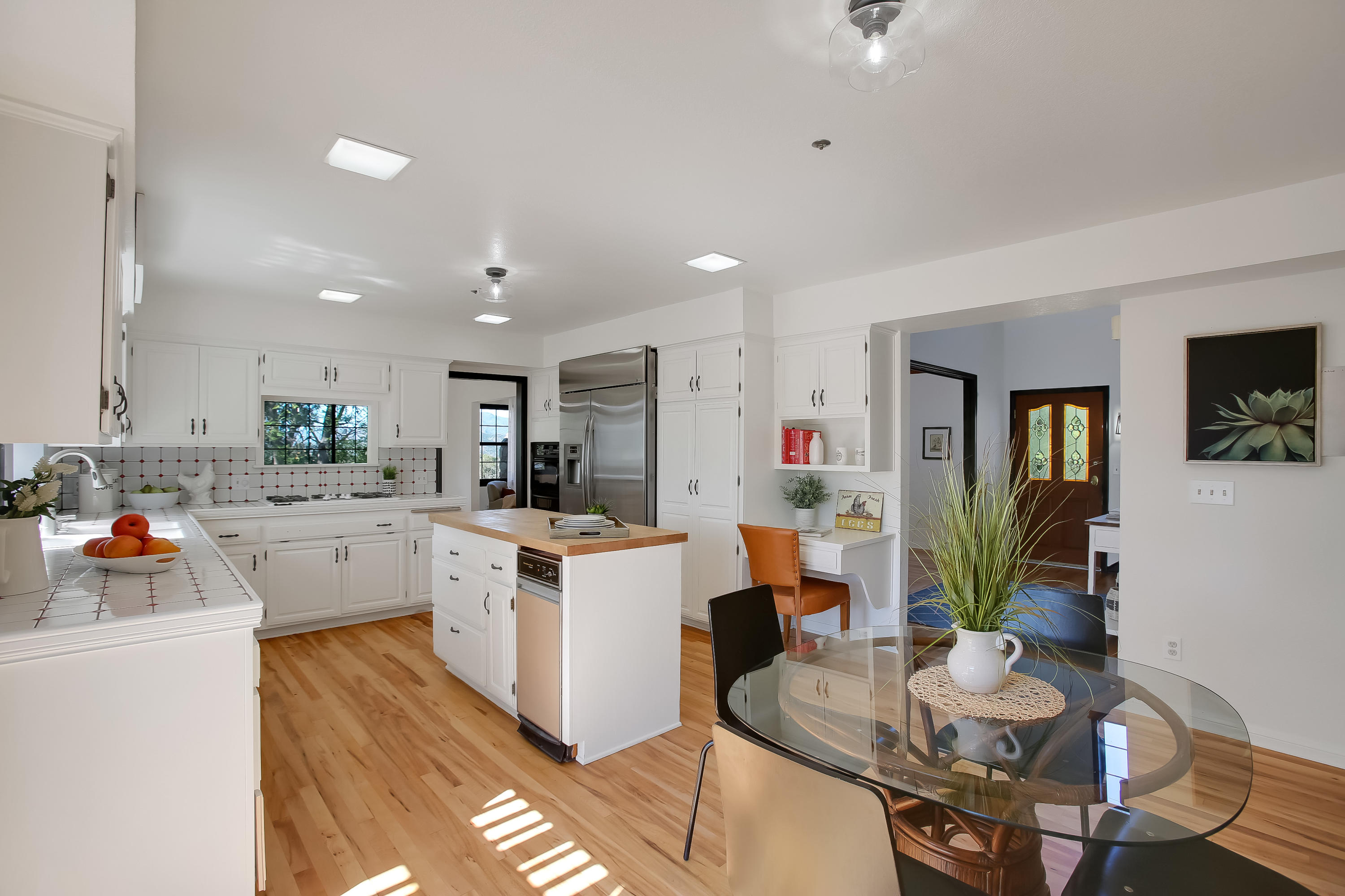 2080 Maricopa Highway Ojai, CA 93023 - Photo 6 of 47 a kitchen that has a table and chairs in it