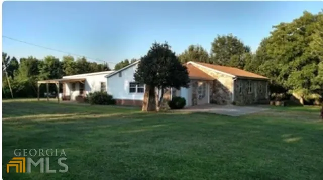 a view of a house with a yard