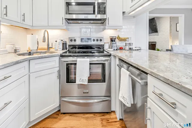 $369,900 | 100 10 Coat Lane, Unit 1A, Shelton, CT 06484