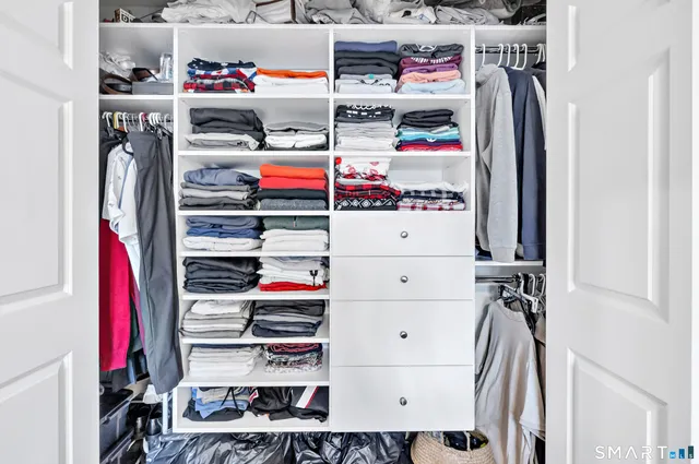 $369,900 | 100 10 Coat Lane, Unit 1A, Shelton, CT 06484