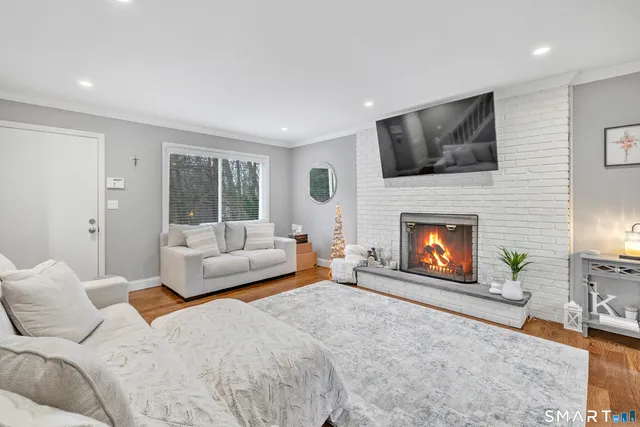 $369,900 | 100 10 Coat Lane, Unit 1A, Shelton, CT 06484