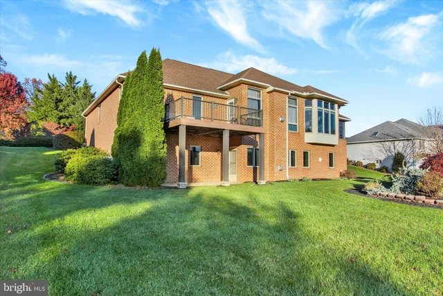 a view of a house with backyard