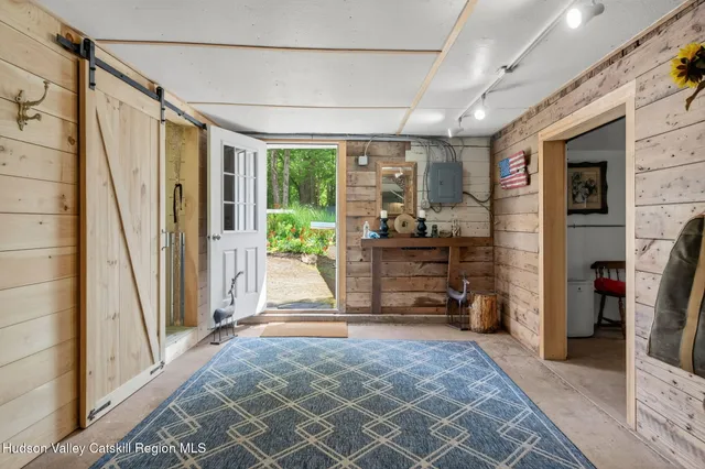 a view of livingroom with furniture