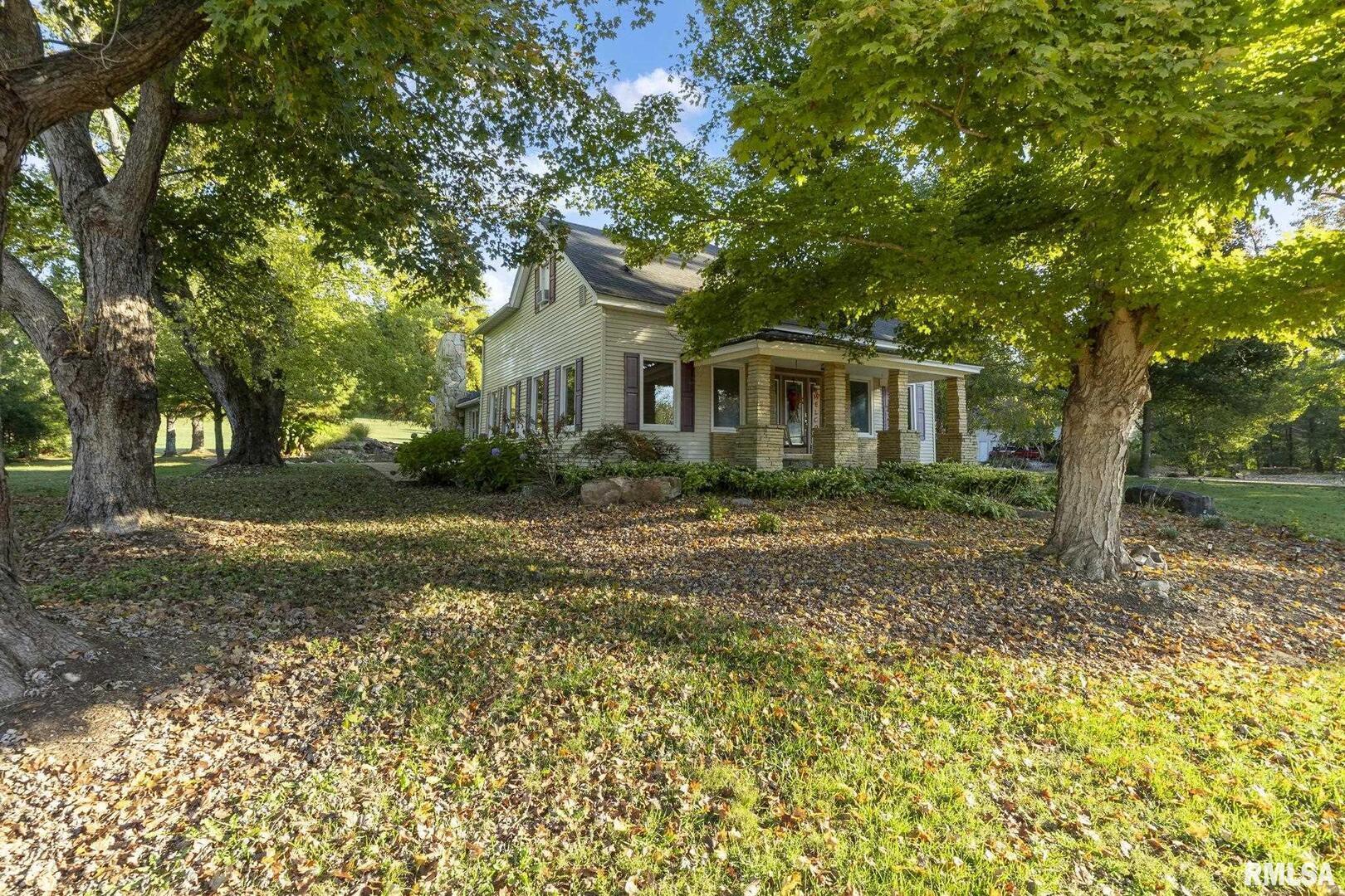 1810 Berryville Road Jonesboro, IL 62952 - Photo 2 of 60 a front view of a house with garden