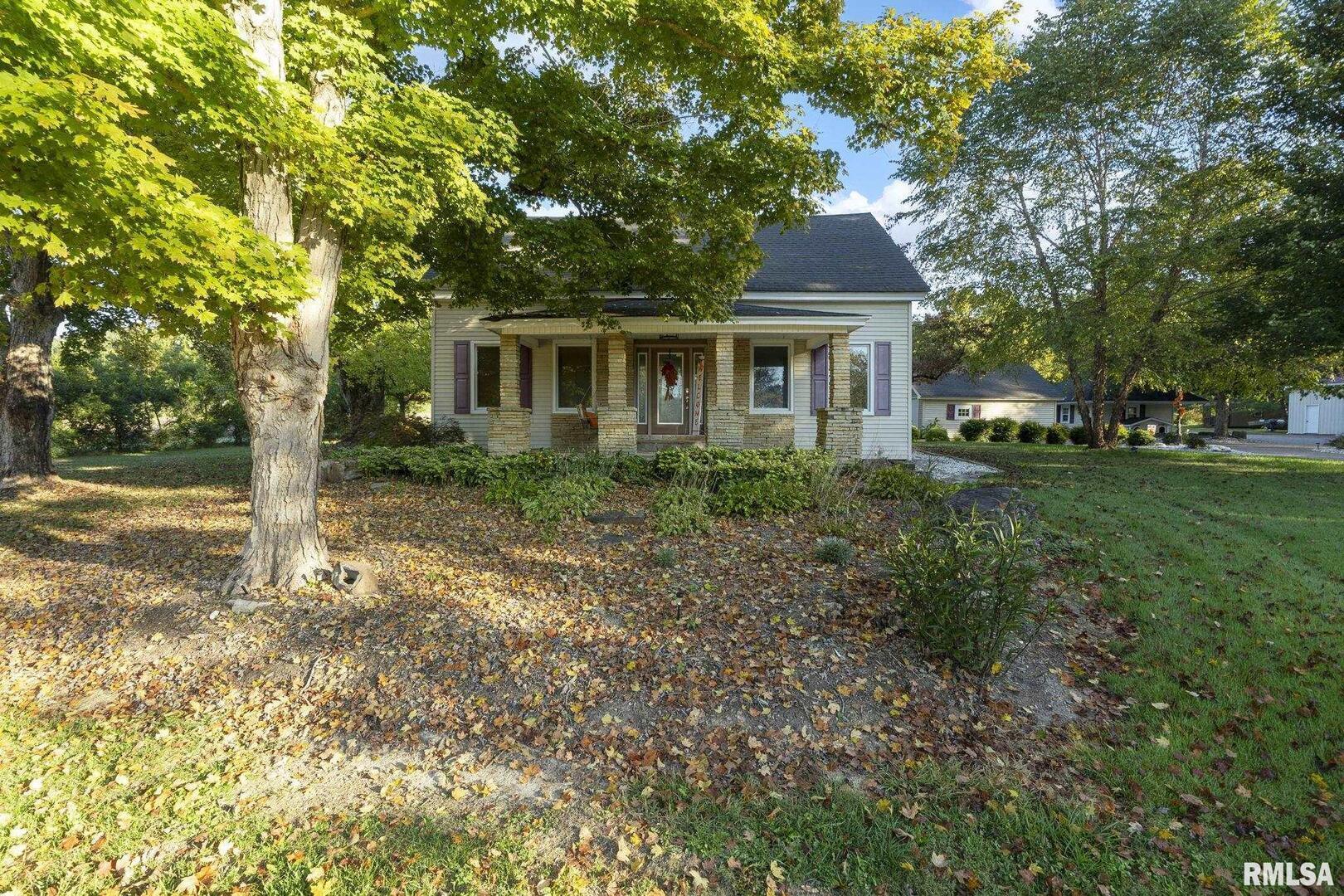 1810 Berryville Road Jonesboro, IL 62952 - Photo 3 of 60 a front view of a house with a yard