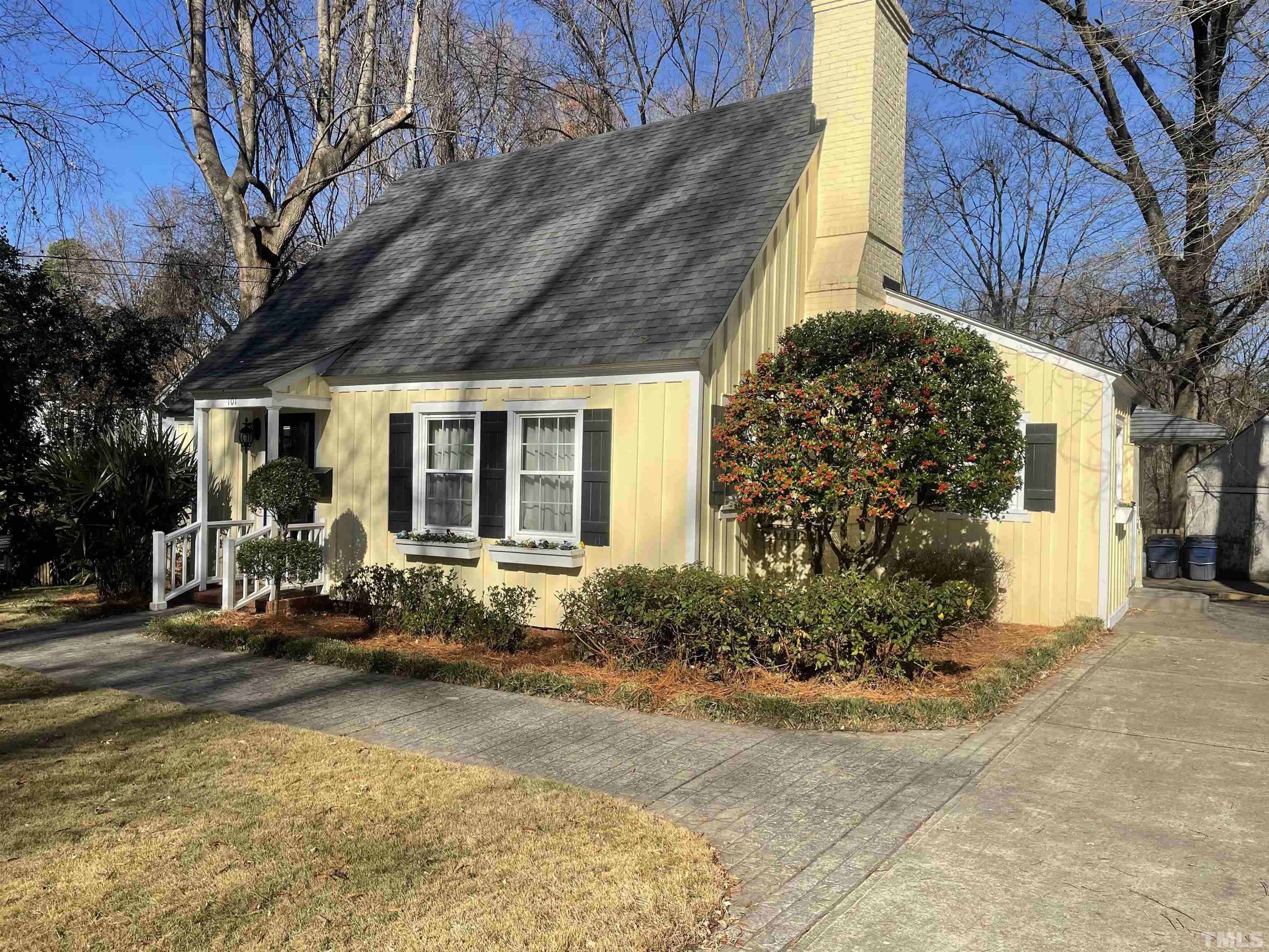 101 East Riverside Drive Smithfield, NC 27577 - Photo 2 of 38 a front view of a house with garden