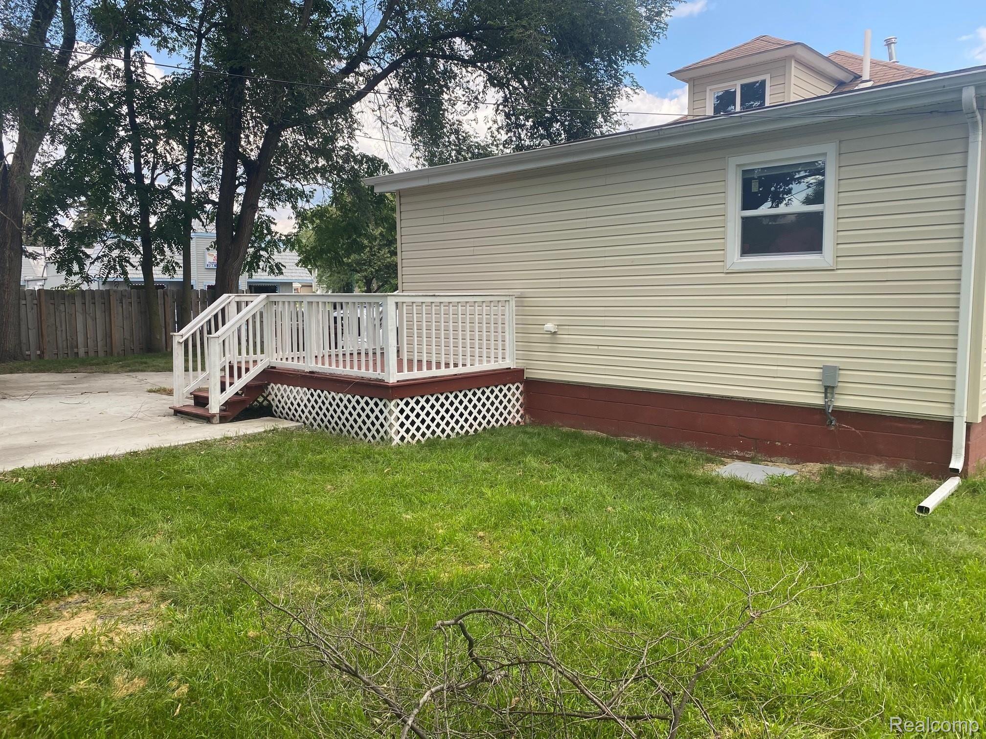 5036 South Wayne Road Wayne, MI 48184 - Photo 3 of 18 5036 back deck.jpg