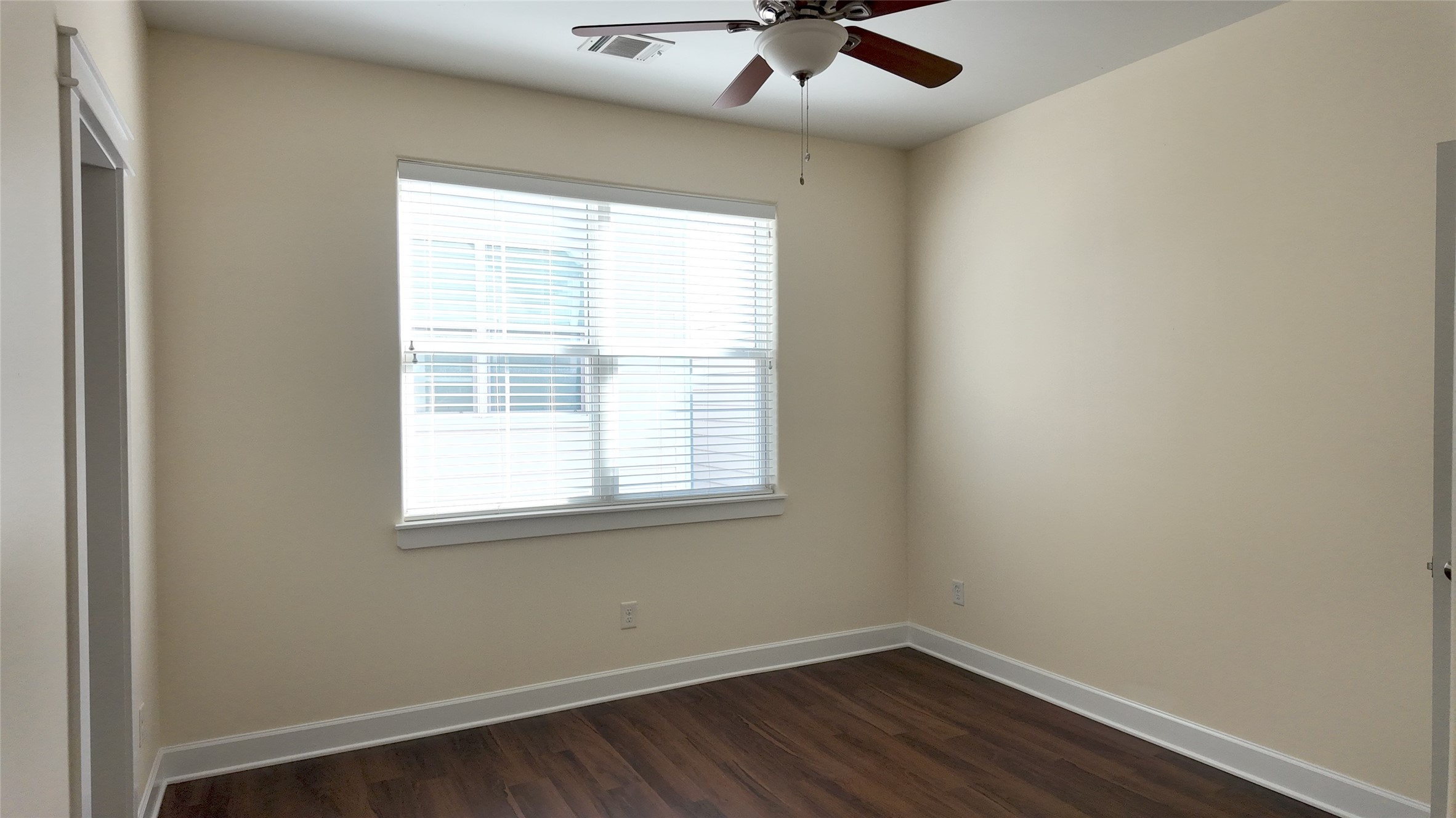 902 West 20th Street, Unit B Houston, TX 77008 - Photo 12 of 15 an empty room with a window