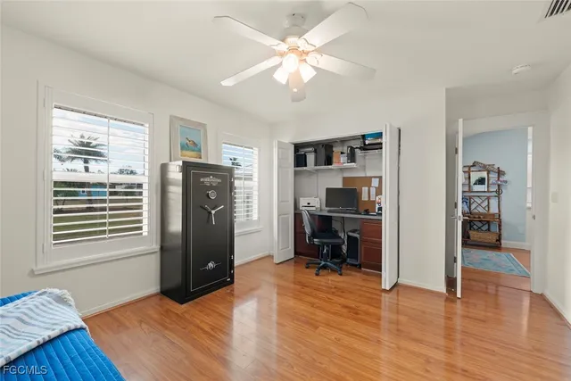 a view of a livingroom with a workspace