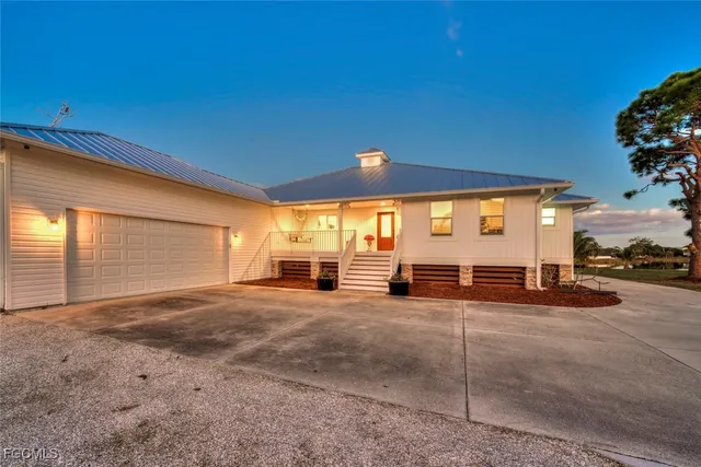 a view of a houses with a yard
