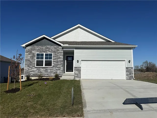 $329,990 | 2210 Crestview Court, Raymore, MO 64083