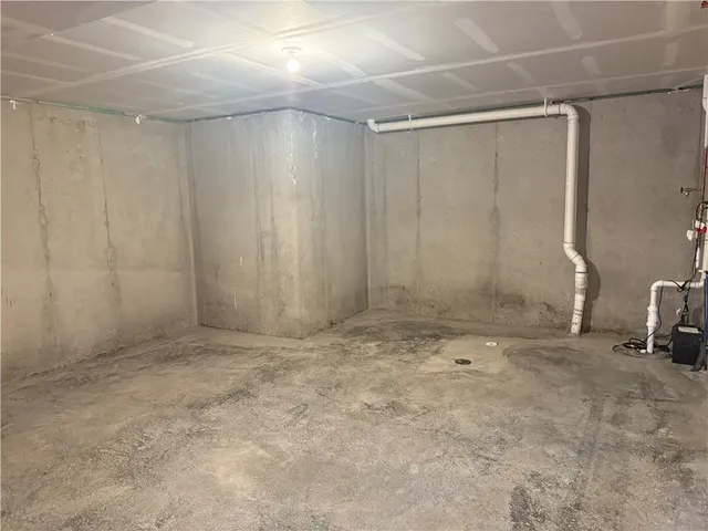 $329,990 | 2210 Crestview Court, Raymore, MO 64083