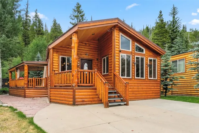 a view of a house with a small yard