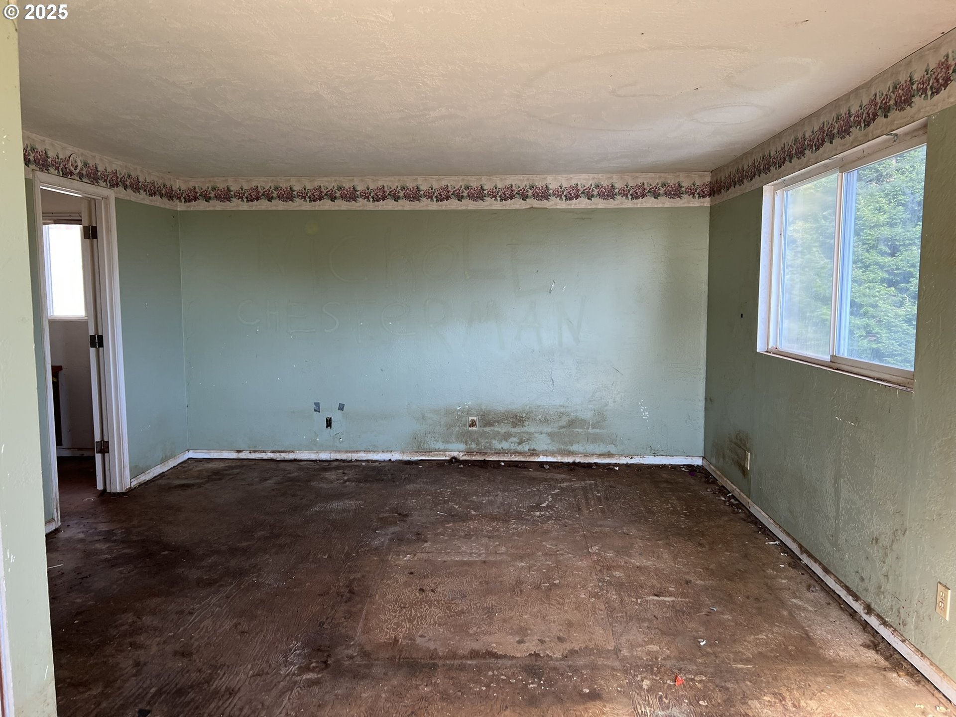 1032 Marina Heights Road Brookings, OR 97415 - Photo 18 of 43 a view of a water heater room