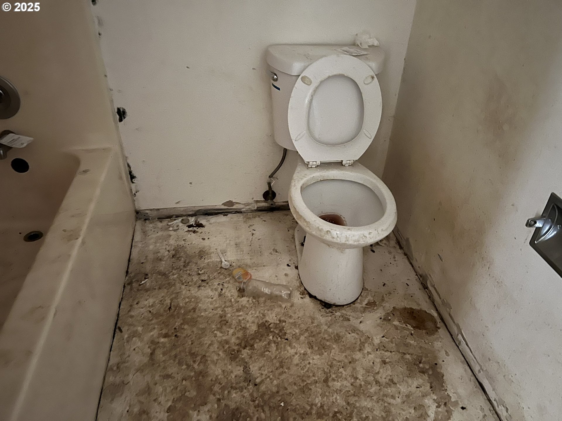 1032 Marina Heights Road Brookings, OR 97415 - Photo 39 of 43 a close view of a utility room with a washer and dryer