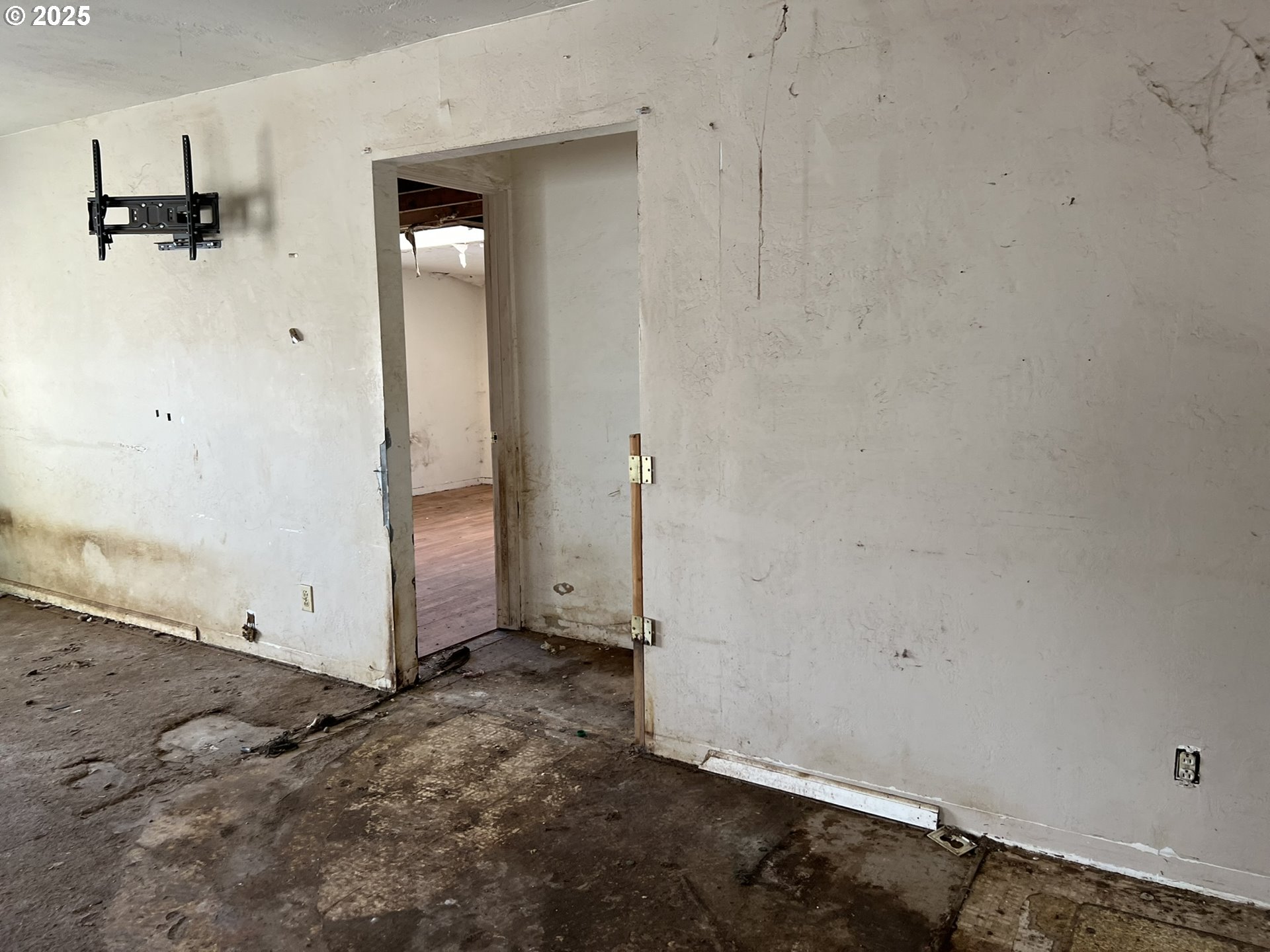 1032 Marina Heights Road Brookings, OR 97415 - Photo 9 of 43 an empty room with a door