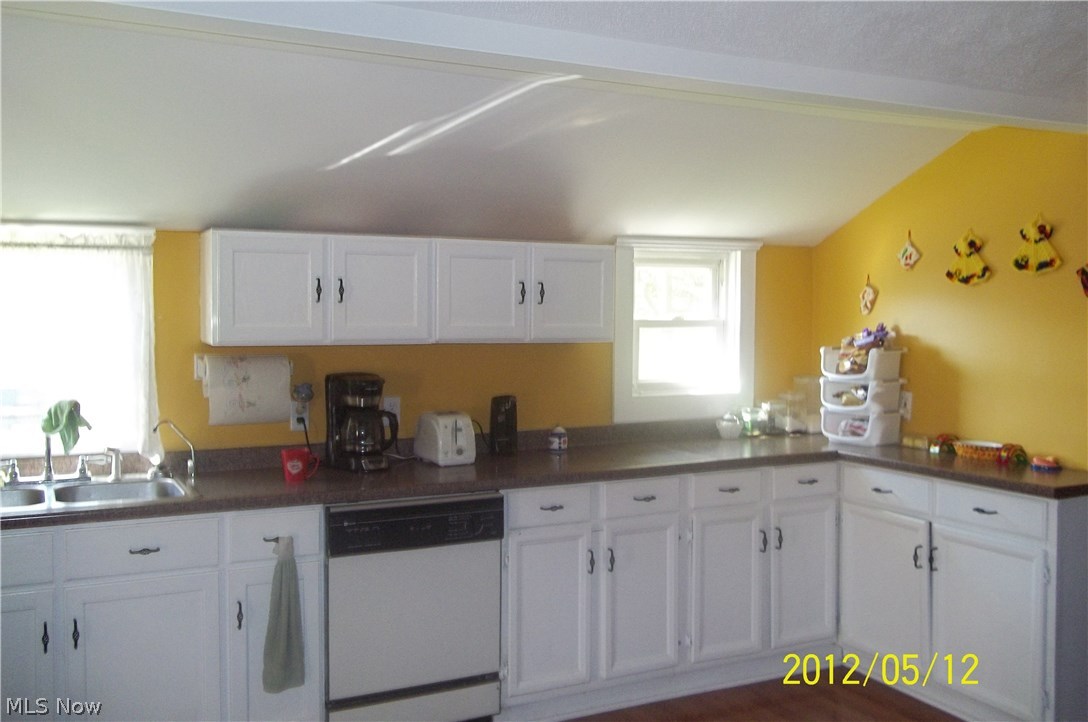 1207 Lake Road Conneaut, OH 44030 - Photo 9 of 33 Kitchen with views of the pool.