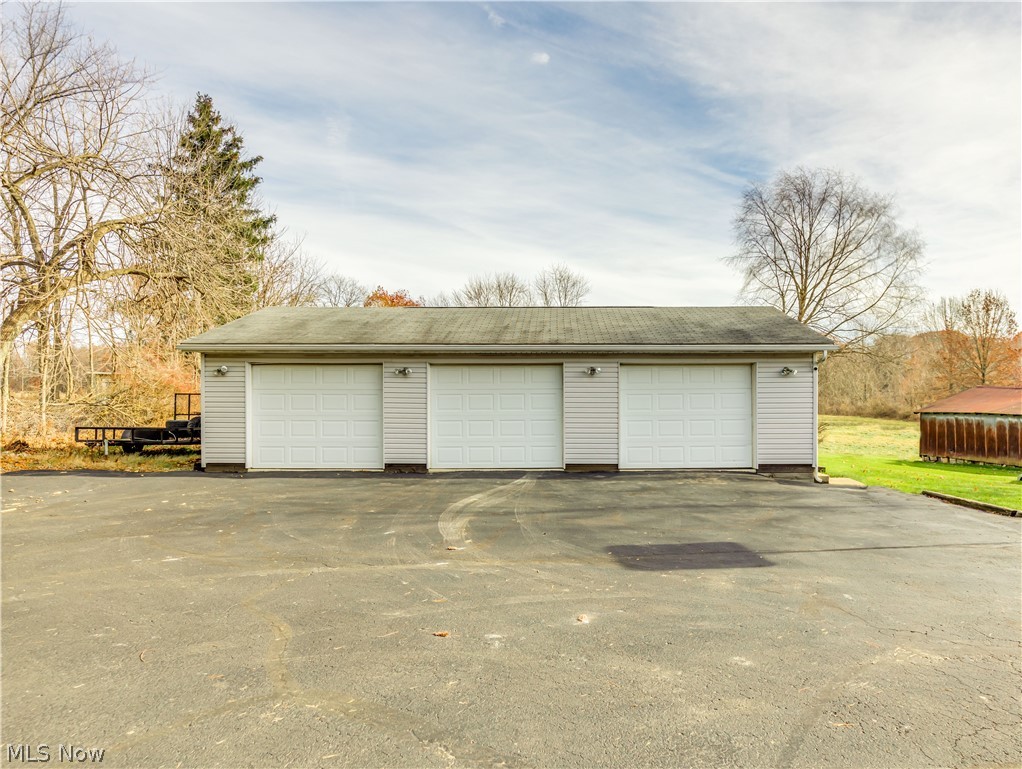 8701 Hartman Road Wadsworth, OH 44281 - Photo 5 of 32 3 Car Garag