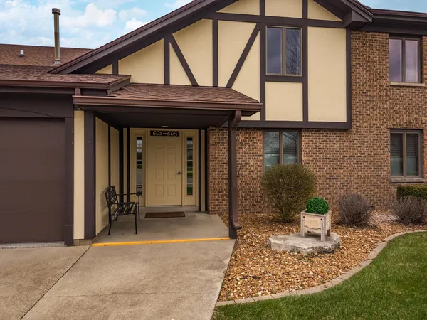 $148,900 | 606 Carol Court, Unit B2, Pontiac, IL 61764