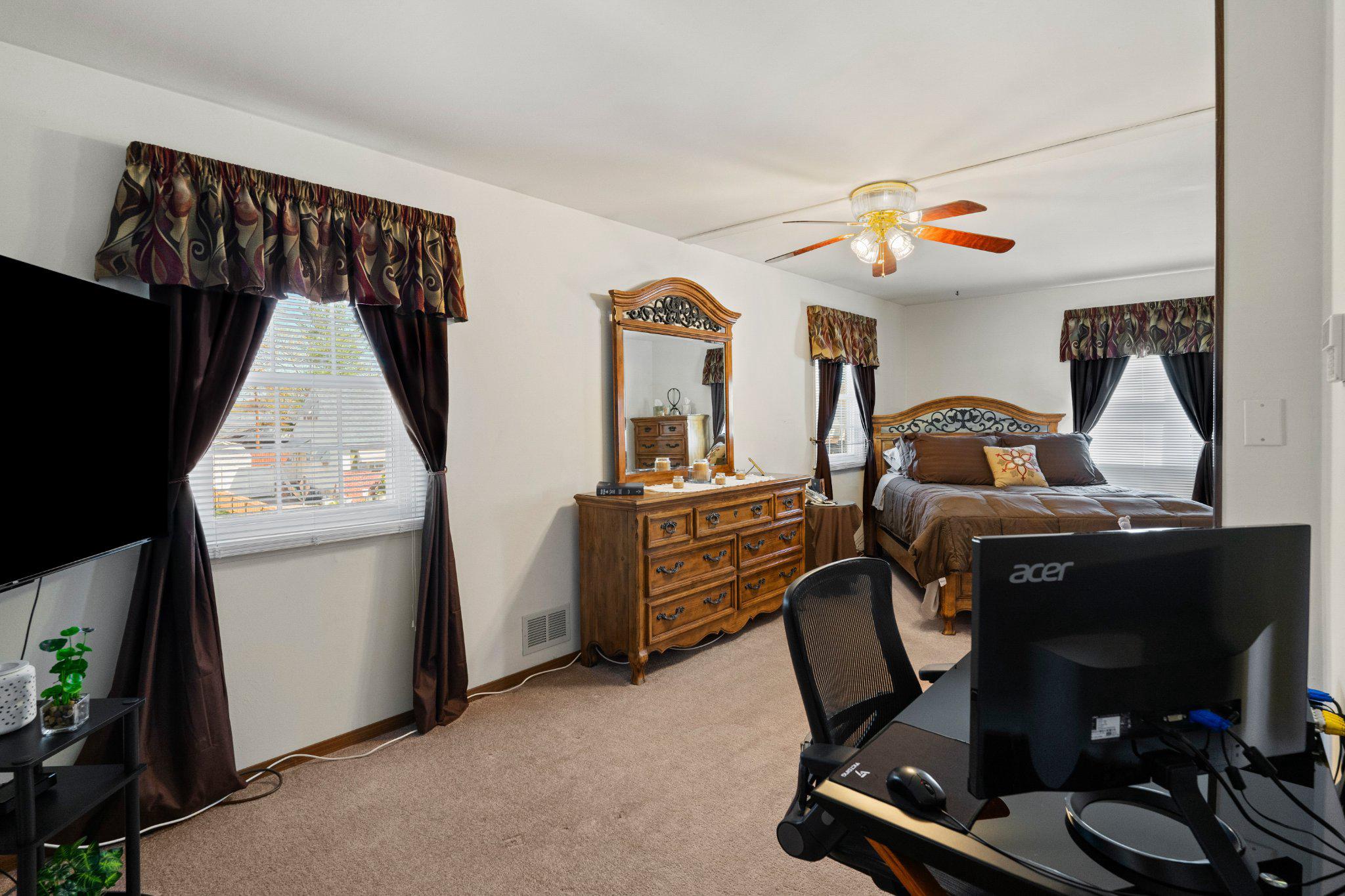 945 Homberg Avenue Baltimore, MD 21221 - Photo 15 of 27 a view of a workspace with furniture and toys