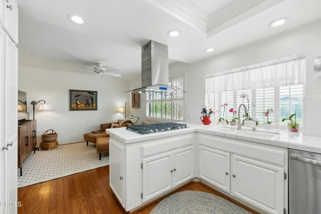 $735,000 | 18751 Hatteras Street, Unit 13, Tarzana, CA 91356