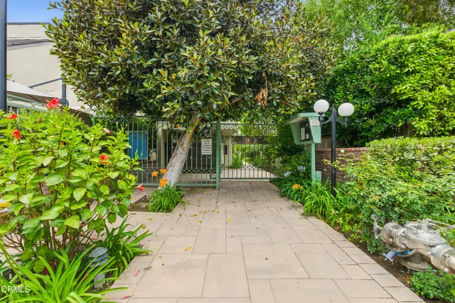 $735,000 | 18751 Hatteras Street, Unit 13, Tarzana, CA 91356