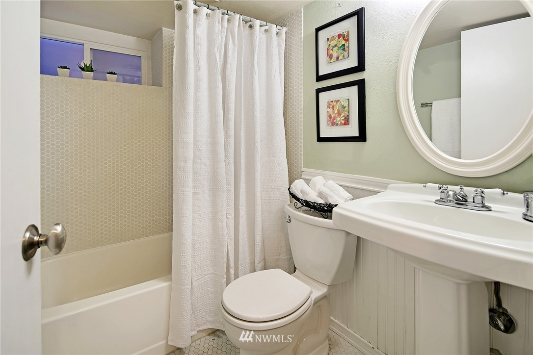 1936 47th Avenue Southwest Seattle, WA 98116 - Photo 20 of 25 a bathroom with a sink toilet and a bathtub