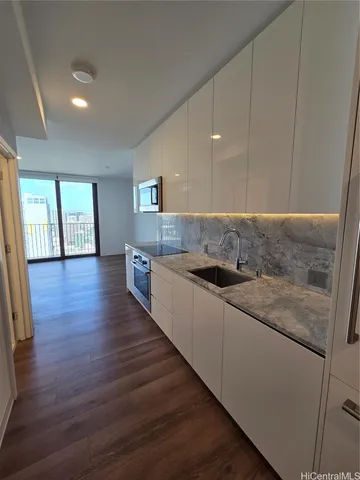 $3,000 | 987 Queen Street, Unit 3705, Honolulu, HI 96814