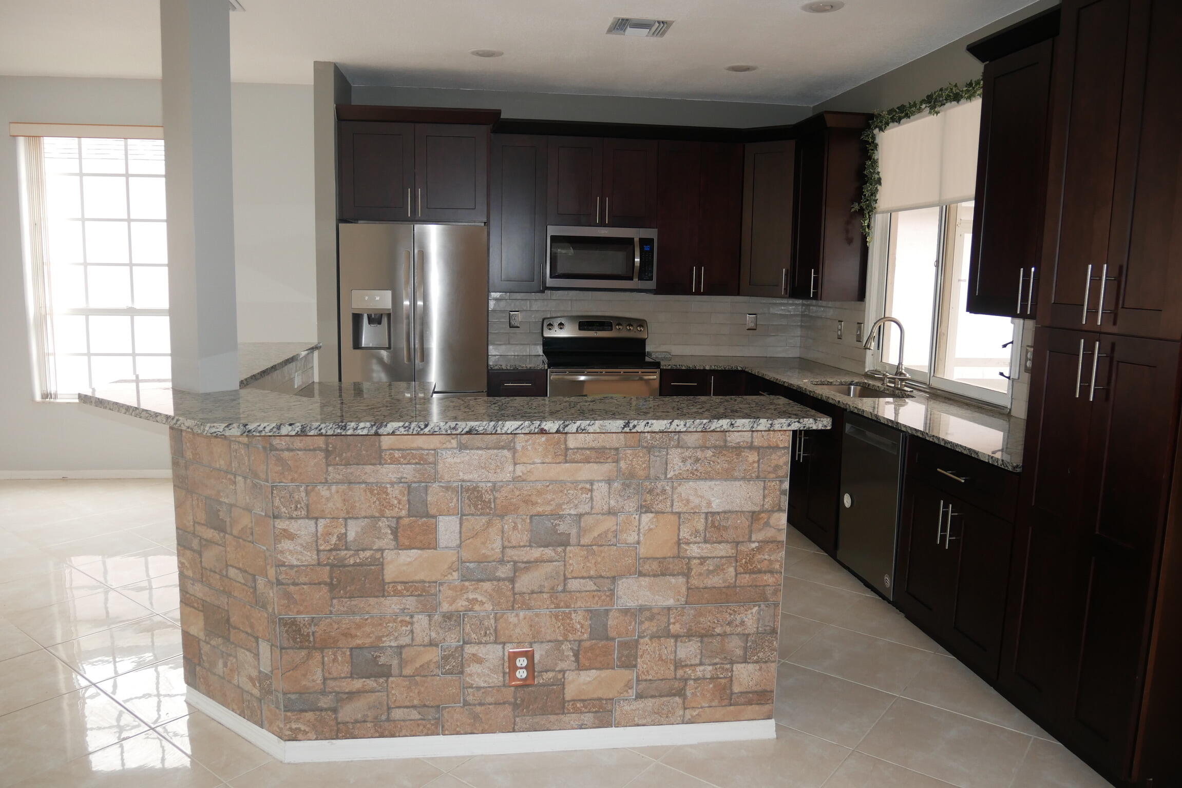 1039 Aviary Road Wellington, FL 33414 - Photo 4 of 15 588477e9e1c9-3929F35C_A946_4554_8D9E_26C
