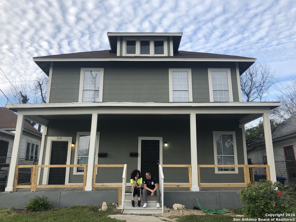 215 Rigsby Avenue San Antonio, TX 78210 - Photo 2 of 13 a front view of a house with garden