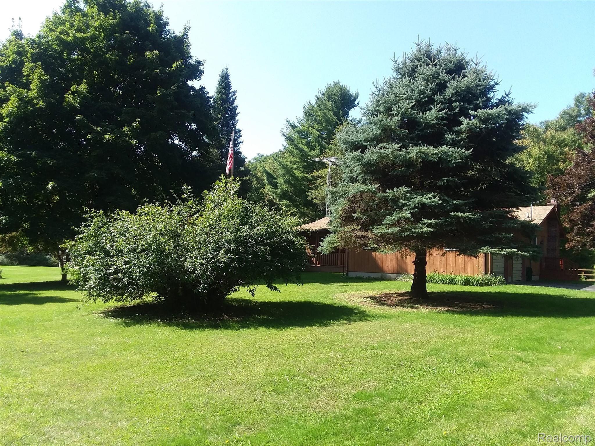 9537 North Fleming Road Fowlerville, MI 48836 - Photo 4 of 17 Frontyard.jpg