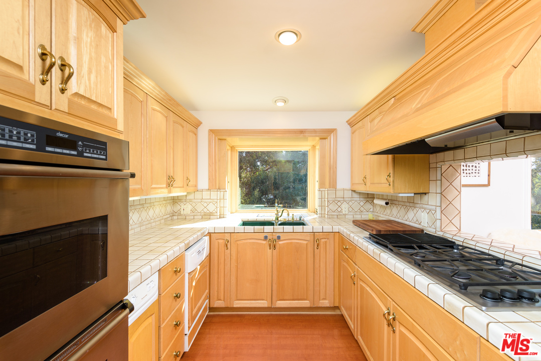 13340 Chalon Road Los Angeles, CA 90049 - Photo 11 of 22 Gallery Image 11