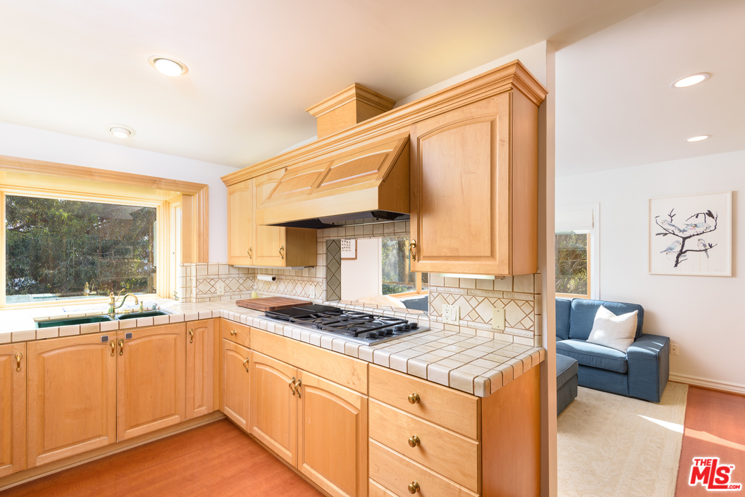 13340 Chalon Road Los Angeles, CA 90049 - Photo 12 of 22 Gallery Image 12