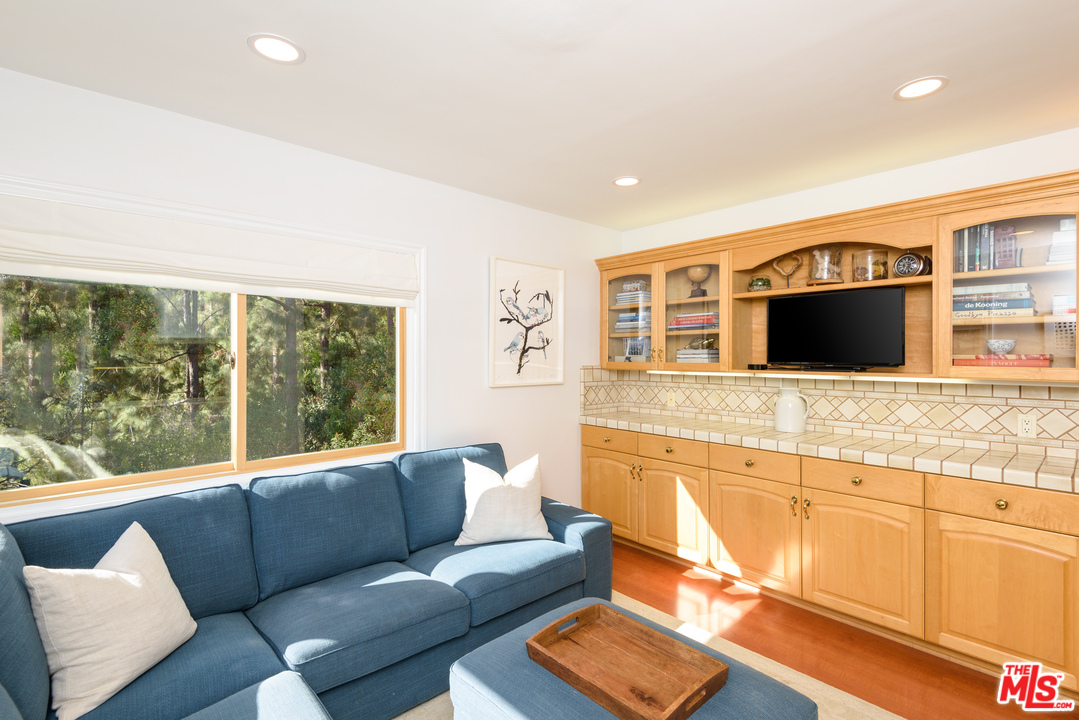 13340 Chalon Road Los Angeles, CA 90049 - Photo 13 of 22 Gallery Image 13