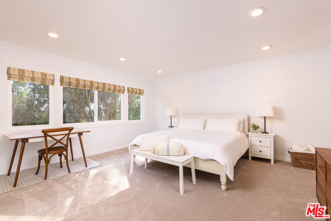 13340 Chalon Road Los Angeles, CA 90049 - Photo 14 of 22 Gallery Image 14