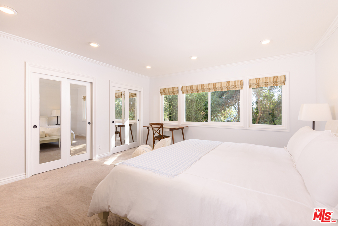 13340 Chalon Road Los Angeles, CA 90049 - Photo 15 of 22 Gallery Image 15