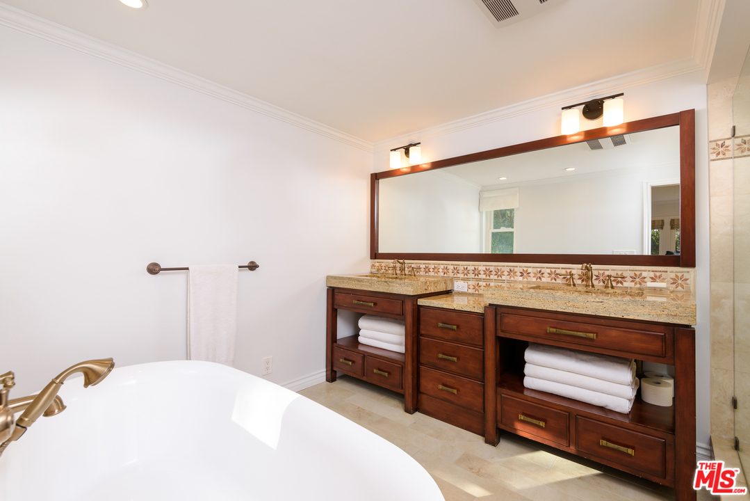 13340 Chalon Road Los Angeles, CA 90049 - Photo 17 of 22 Gallery Image 17