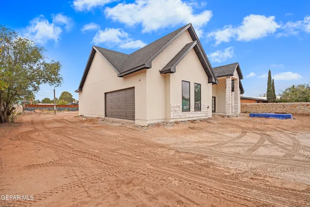 a view of backyard of the house