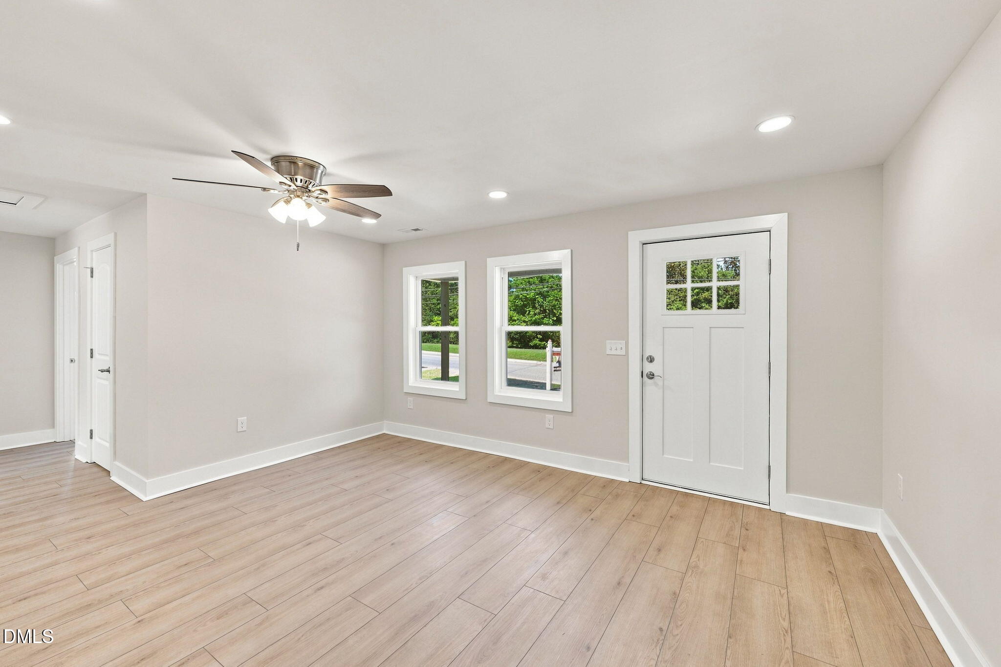 522 Buffalo Road Smithfield, NC 27577 - Photo 5 of 26 Living Room