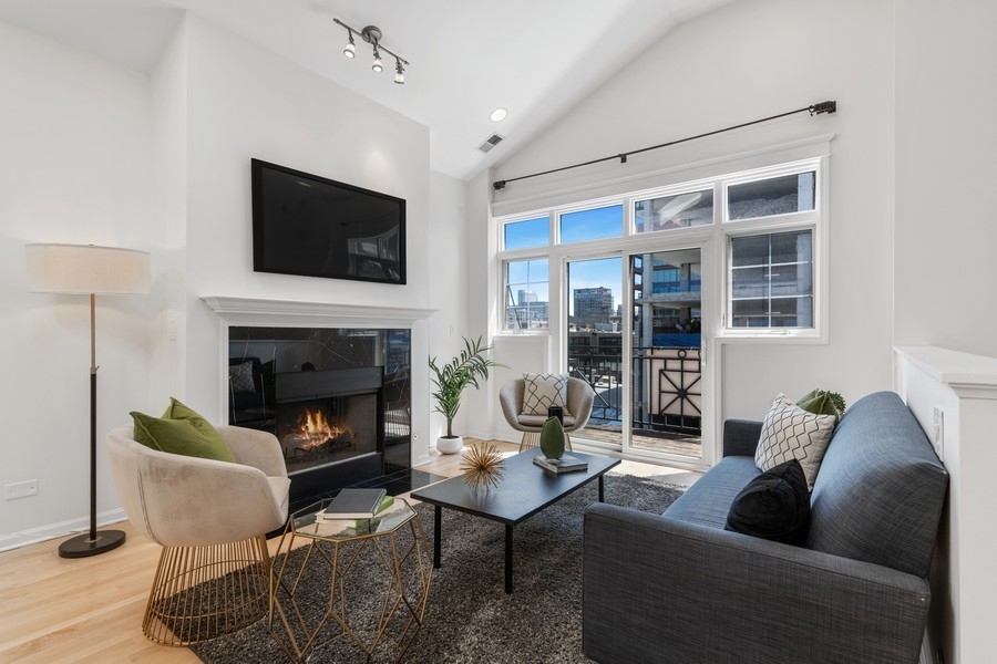 1044 West Fulton Street, Unit 4 Chicago, IL 60607 - Photo 3 of 18