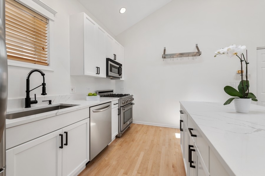 1044 West Fulton Street, Unit 4 Chicago, IL 60607 - Photo 6 of 18