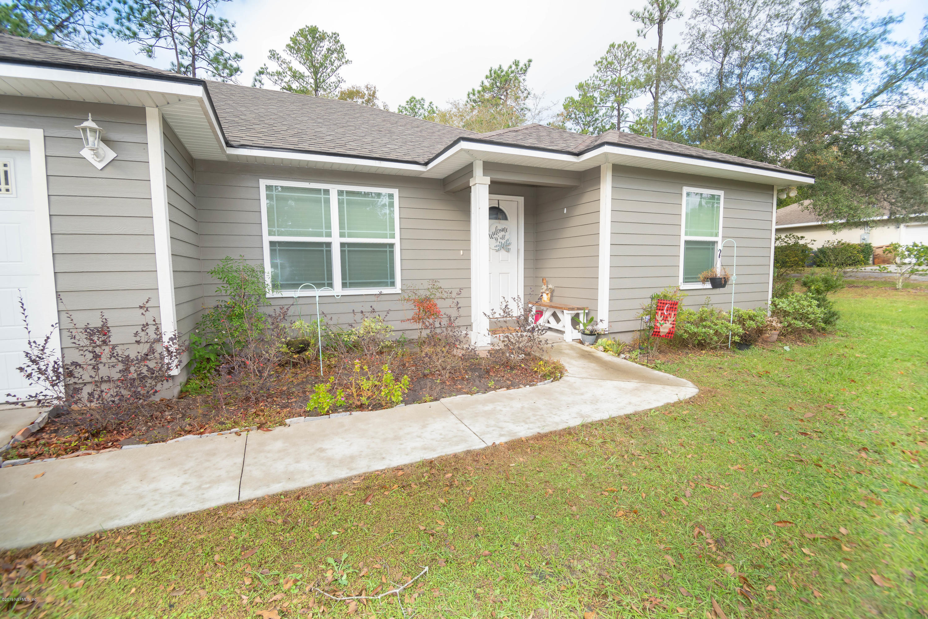 9964 River Oak Circle Glen St. Mary, FL 32040 - Photo 38 of 41 a front view of house with yard
